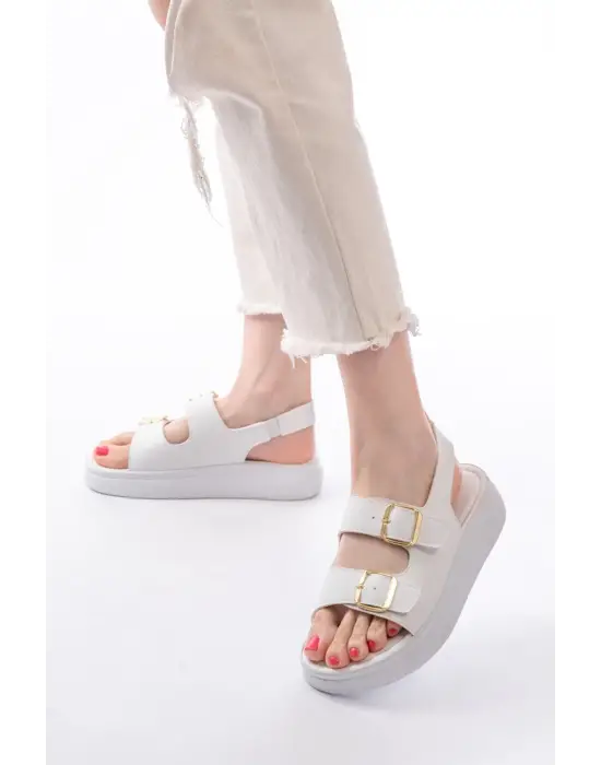Beyaz Günlük Dolgu Topuk Toka Aksesuarlı Kadın Sandalet