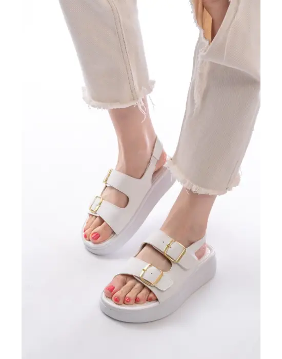 Beyaz Günlük Dolgu Topuk Toka Aksesuarlı Kadın Sandalet