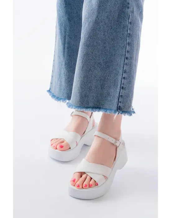 24414-1005 Beyaz Günlük Çapraz Dolgu Topuk Kadın Sandalet