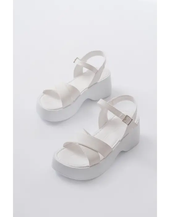 24414-1005 Beyaz Günlük Çapraz Dolgu Topuk Kadın Sandalet
