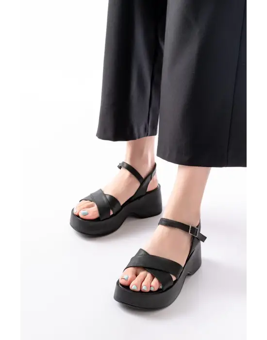 24414-1005 Siyah Günlük Çapraz Dolgu Topuk Kadın Sandalet