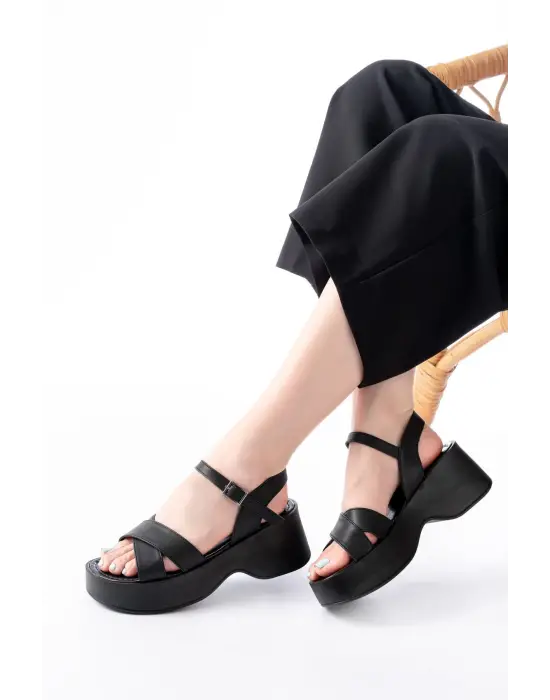 24414-1005 Siyah Günlük Çapraz Dolgu Topuk Kadın Sandalet