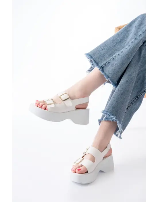 24414-572 Beyaz Tokalı  Günlük Dolgu Topuk Kadın Sandalet