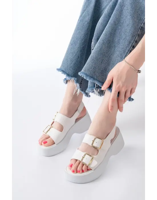24414-572 Beyaz Tokalı  Günlük Dolgu Topuk Kadın Sandalet