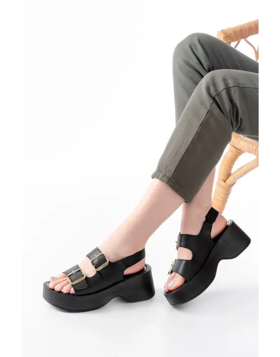 24414-572 Siyah Tokalı  Günlük Dolgu Topuk Kadın Sandalet