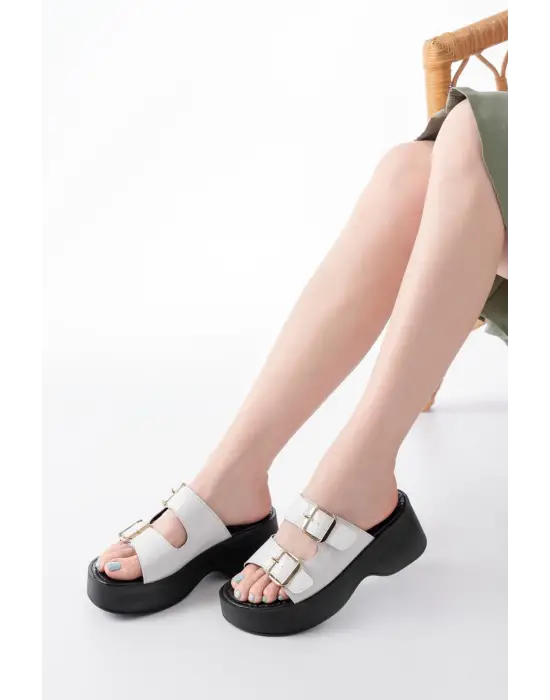 24414-574 Beyaz Rugan Günlük Tokalı Dolgu Topuk Kadın Terlik