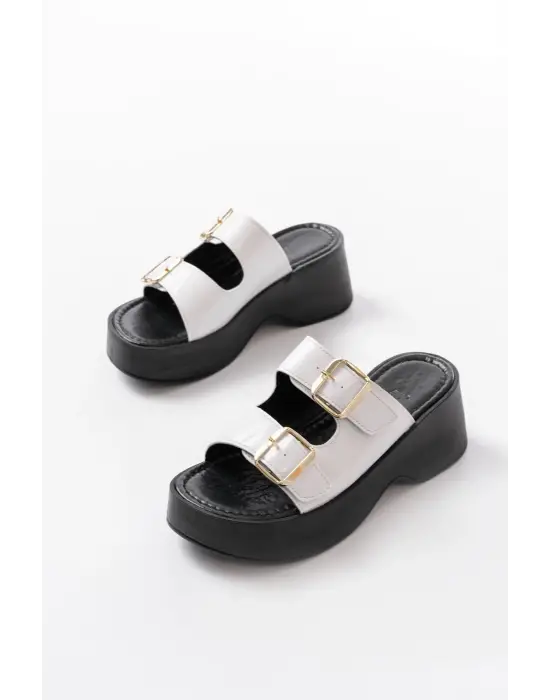 24414-574 Beyaz Rugan Günlük Tokalı Dolgu Topuk Kadın Terlik