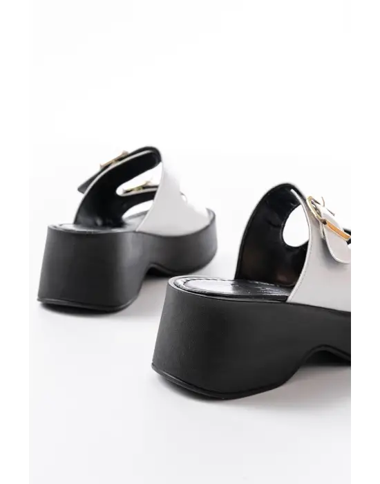 24414-574 Beyaz Rugan Günlük Tokalı Dolgu Topuk Kadın Terlik