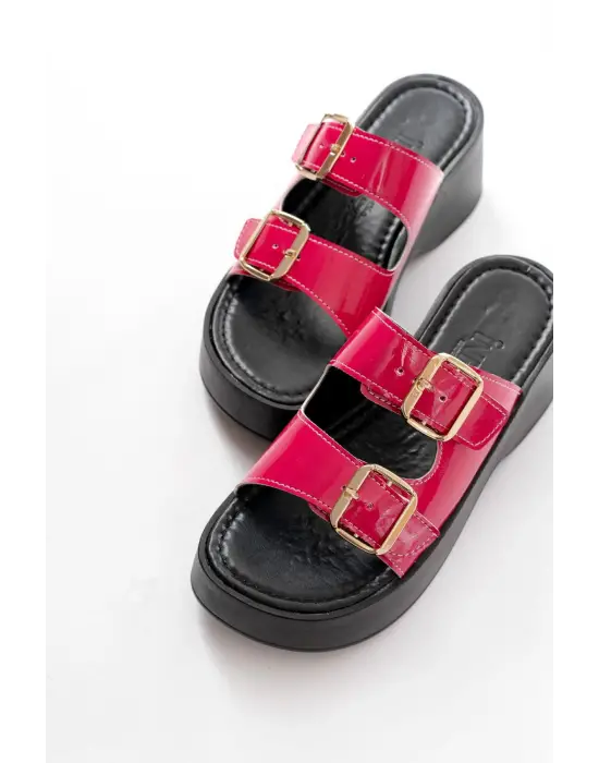 24414-574 Fuşya Rugan Günlük Tokalı Dolgu Topuk Kadın Terlik