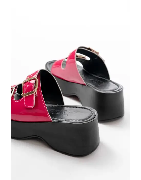 24414-574 Fuşya Rugan Günlük Tokalı Dolgu Topuk Kadın Terlik