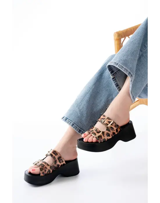 24414-574 Leopar Rugan Günlük Tokalı Dolgu Topuk Kadın Terlik