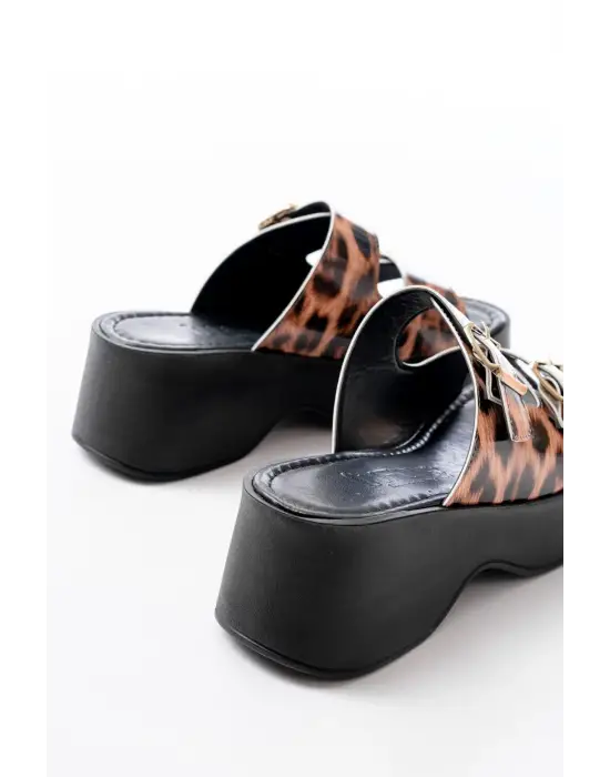 24414-574 Leopar Rugan Günlük Tokalı Dolgu Topuk Kadın Terlik