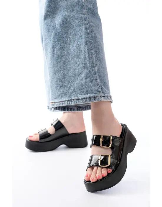 24414-574 Siyah Rugan Günlük Tokalı Dolgu Topuk Kadın Terlik