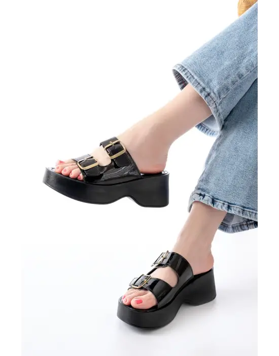 24414-574 Siyah Rugan Günlük Tokalı Dolgu Topuk Kadın Terlik