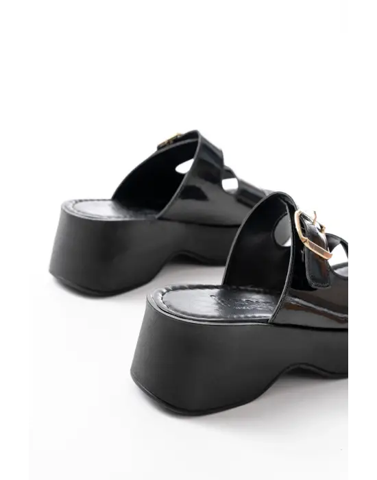 24414-574 Siyah Rugan Günlük Tokalı Dolgu Topuk Kadın Terlik