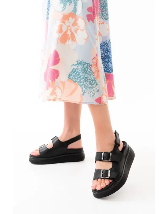 Siyah Dolgu Topuk Kadın Sandalet