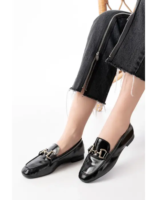 Siyah Rugan Toka Aksesuarlı Günlük Kadın Babet