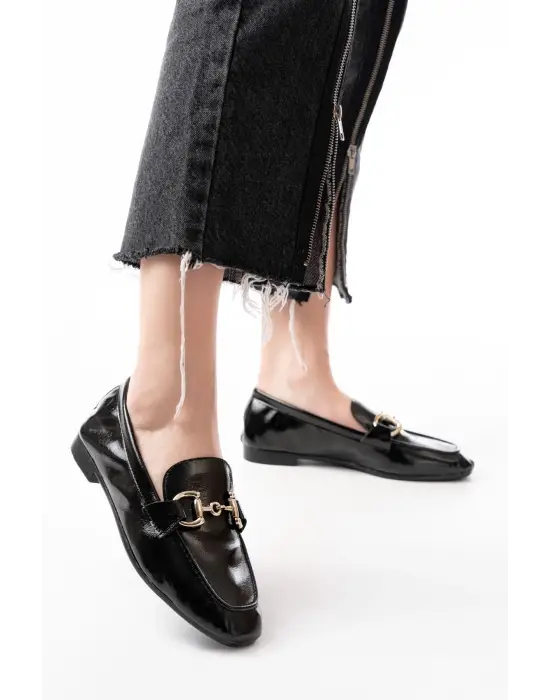 Siyah Rugan Toka Aksesuarlı Günlük Kadın Babet