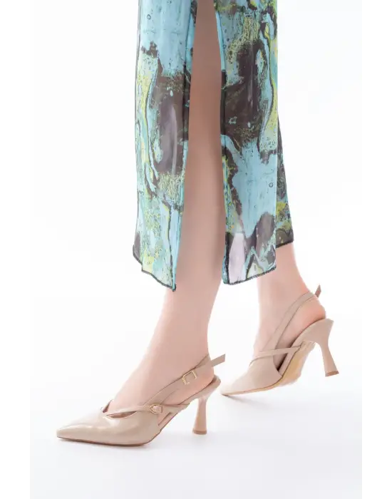 4962 Bej Sivri Burun Tokalı Yuvarlak Topuk Kadın Sandalet