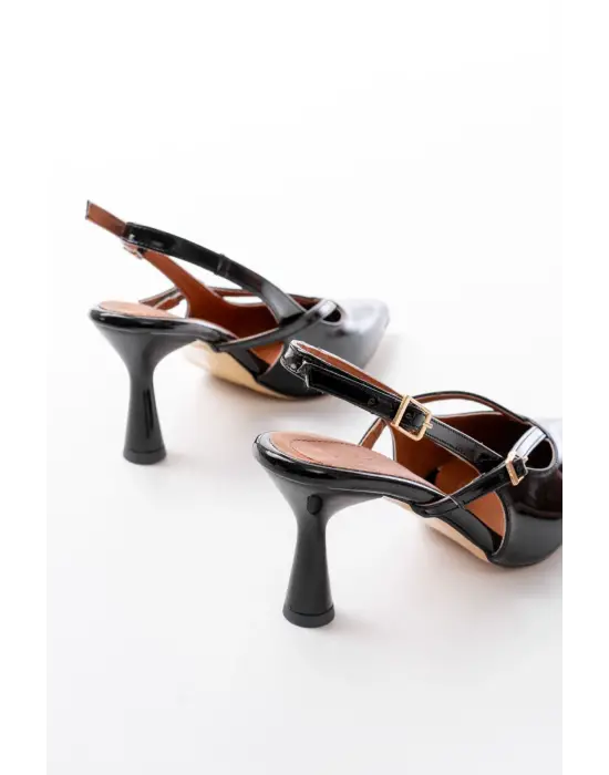 4962 Siyah Rugan Sivri Burun Tokalı Yuvarlak Topuk Kadın Sandalet