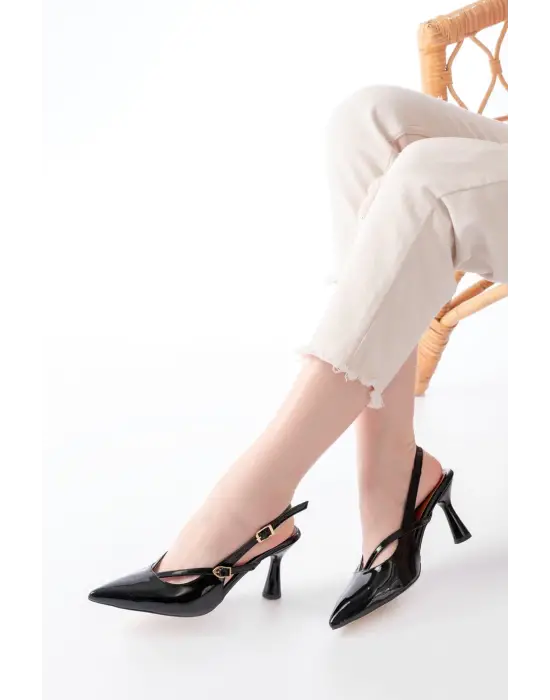 4962 Siyah Rugan Sivri Burun Tokalı Yuvarlak Topuk Kadın Sandalet