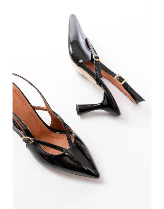 4962 Siyah Rugan Sivri Burun Tokalı Yuvarlak Topuk Kadın Sandalet