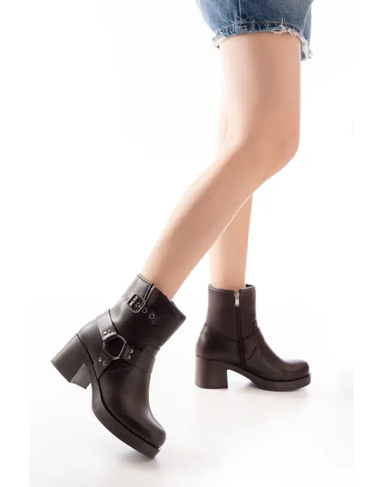 Kahverengi Toka Aksesuarlı Fermuarlı Kalın Topuklu Günlük Kadın Bot