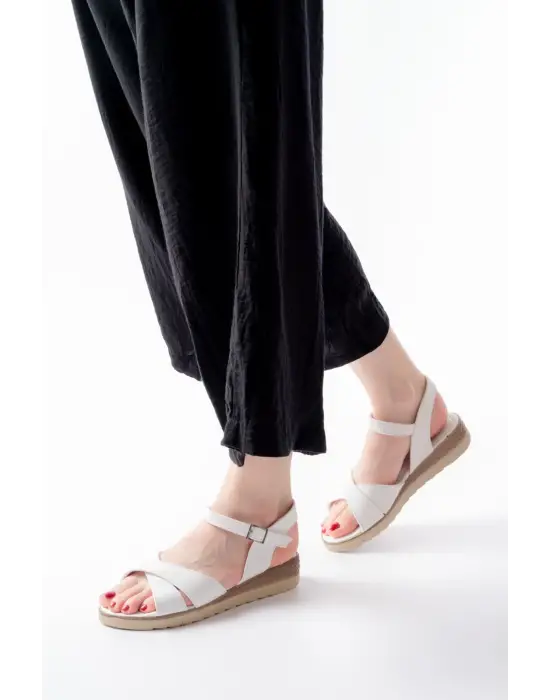 692-564 Beyaz Ortopedik Taban Çapraz Tokalı Kadın Sandalet