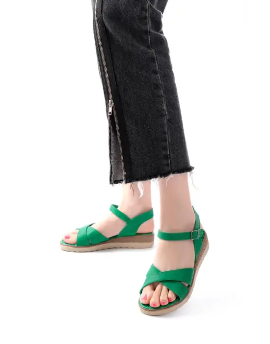 692-564 Çimen Yeşili  Ortopedik Taban Çapraz Tokalı Kadın Sandalet