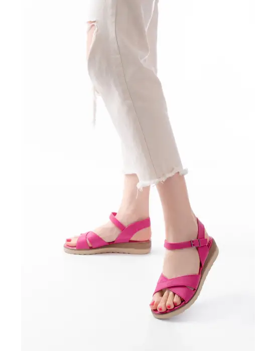 692-564 Fuşya Ortopedik Taban Çapraz Tokalı Kadın Sandalet