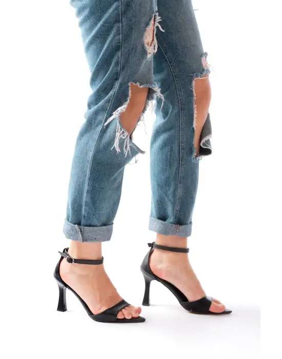 718 Siyah Cilt Sivri Burunlu Topuklu Bilekten Bağlamalı Kadın Ayakkabı