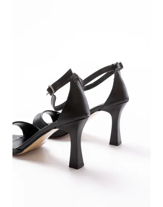 718 Siyah Cilt Sivri Burunlu Topuklu Bilekten Bağlamalı Kadın Ayakkabı