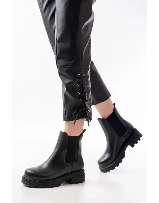 Siyah Kalın Taban Lastikli Günlük Kadın Bot