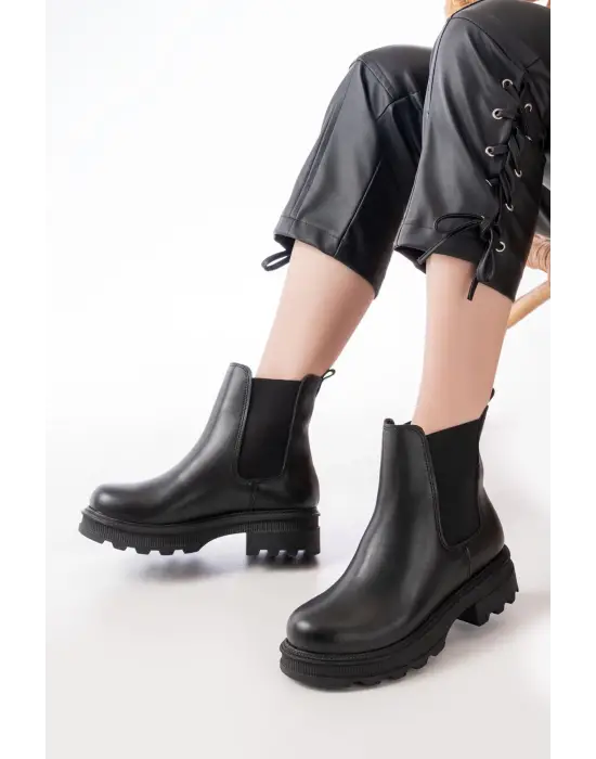 Siyah Kalın Taban Lastikli Günlük Kadın Bot