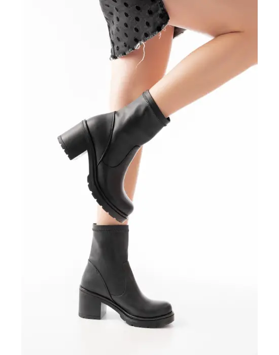 Siyah Günlük Kalın Topuklu Kadın Bot