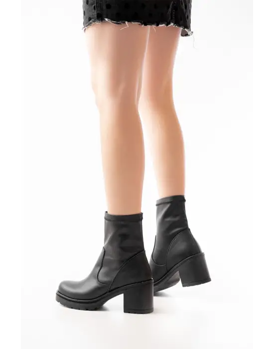 Siyah Günlük Kalın Topuklu Kadın Bot