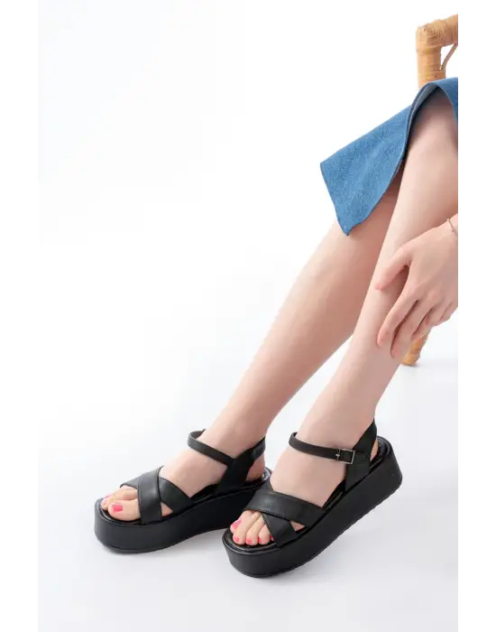 861-1005 Siyah Günlük Çapraz Dolgu Topuk Kadın Sandalet