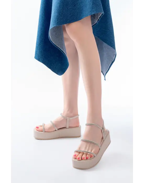 861-1008 Bej Gümüş Taşlı Dolgu Topuklu Kadın Sandalet