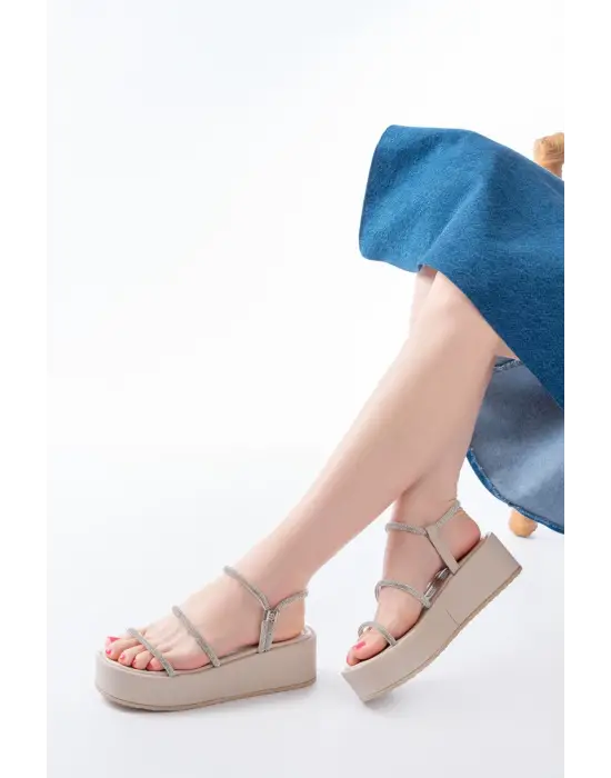 861-1008 Bej Gümüş Taşlı Dolgu Topuklu Kadın Sandalet