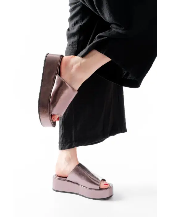 861-1011 Rose Cam Kırığı Geniş Bantlı Dolgu Kadın Terlik