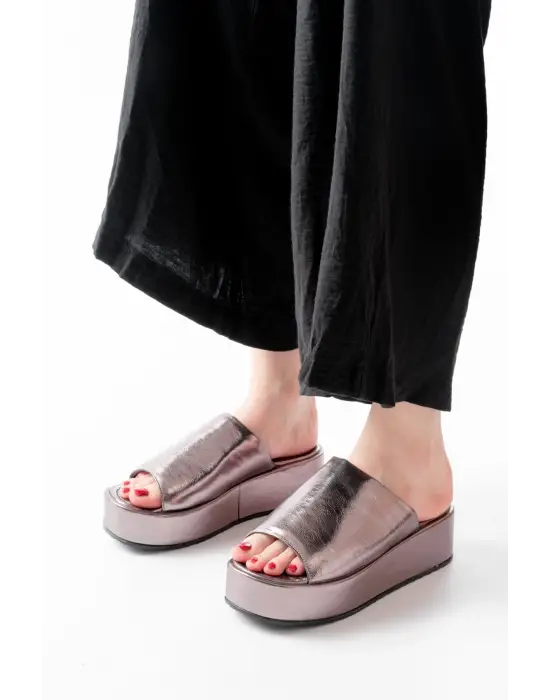 861-1011 Rose Cam Kırığı Geniş Bantlı Dolgu Kadın Terlik