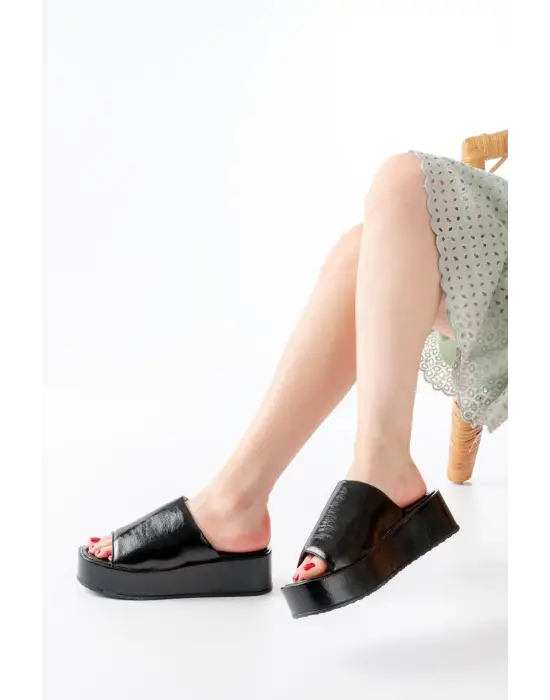 861-1011 Siyah Cam Kırığı Geniş Bantlı Dolgu Kadın Terlik