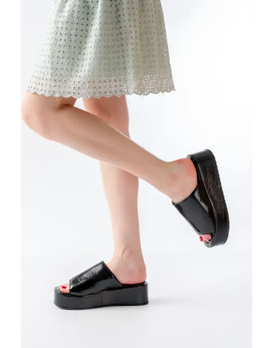 861-1011 Siyah Cam Kırığı Geniş Bantlı Dolgu Kadın Terlik