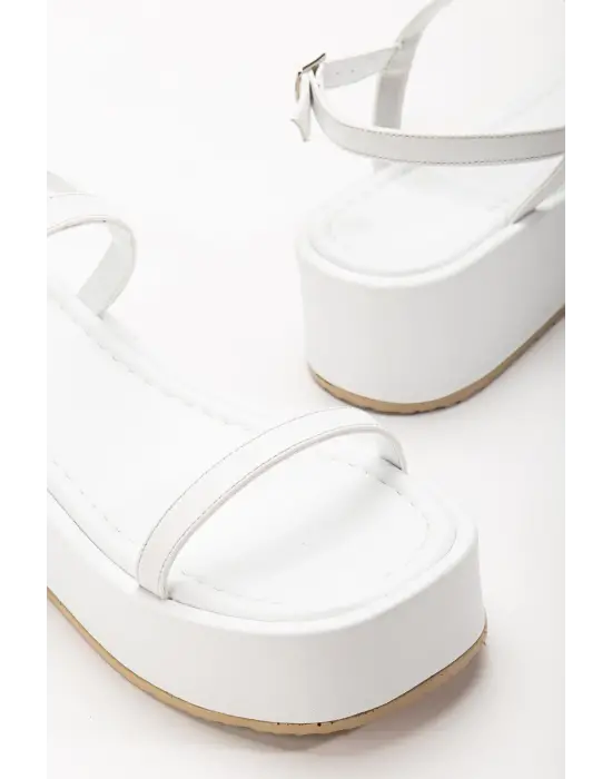 Beyaz Dolgu Topuk Kadın Sandalet