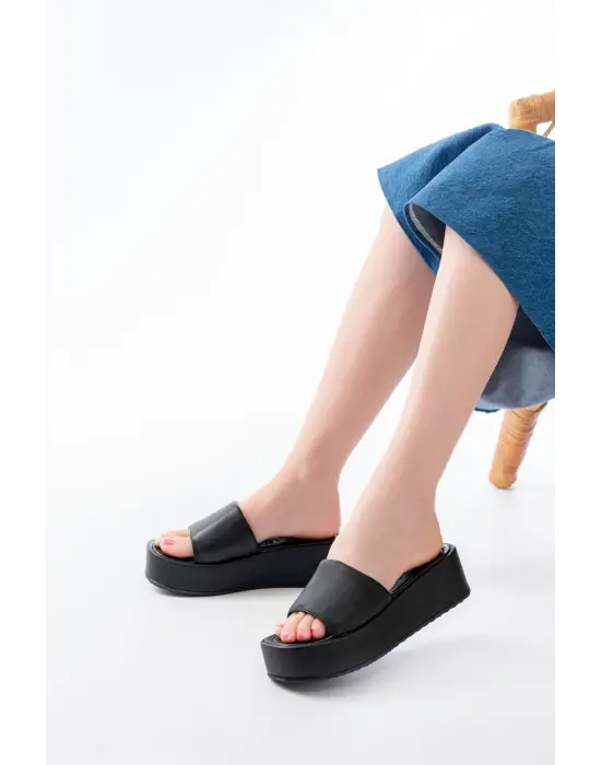 861-1033 Siyah Dolgu Topuklu Kadın Terlik