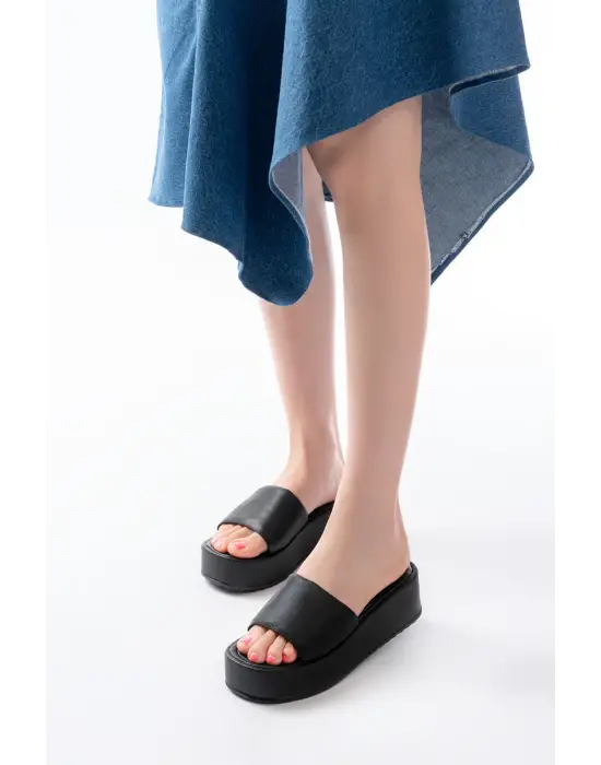 861-1033 Siyah Dolgu Topuklu Kadın Terlik