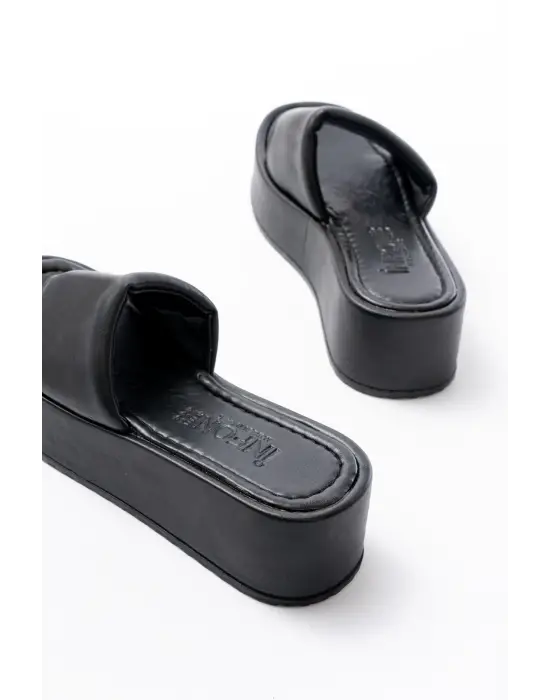 861-1033 Siyah Dolgu Topuklu Kadın Terlik