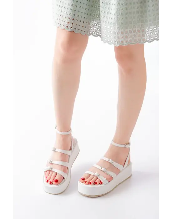 861-1222 Beyaz Tokalı Bilekten Bağlamalı Dolgu Kadın Sandalet