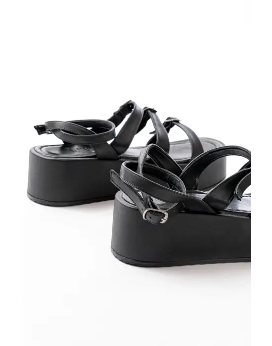 861-1222 Siyah Tokalı Bilekten Bağlamalı Dolgu Kadın Sandalet