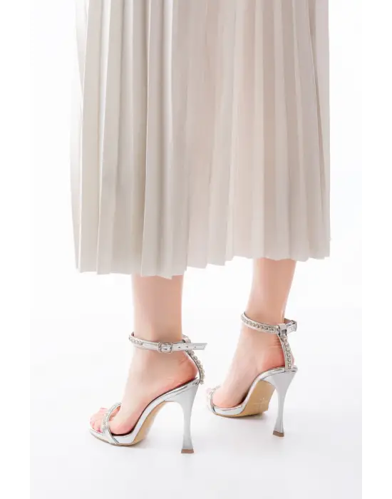 Gümüş Taş Aksesuarlı Platformlu Topuklu Kadın Terlik